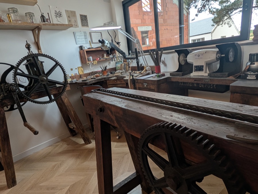 Banc à étirer et roues anciennes de l'atelier Gourmaud