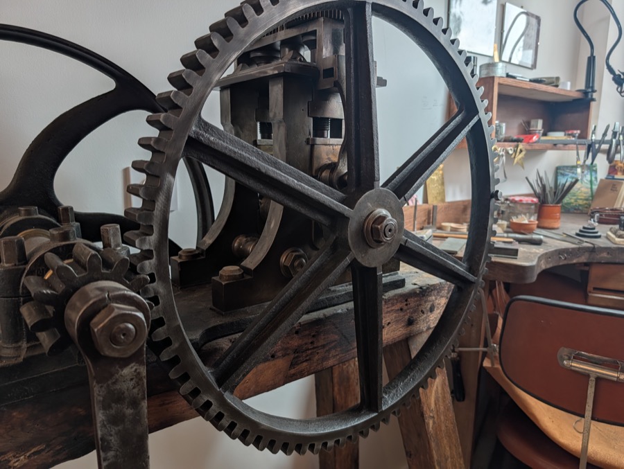 Grande roue dentée du banc à étirer, devant l'établi