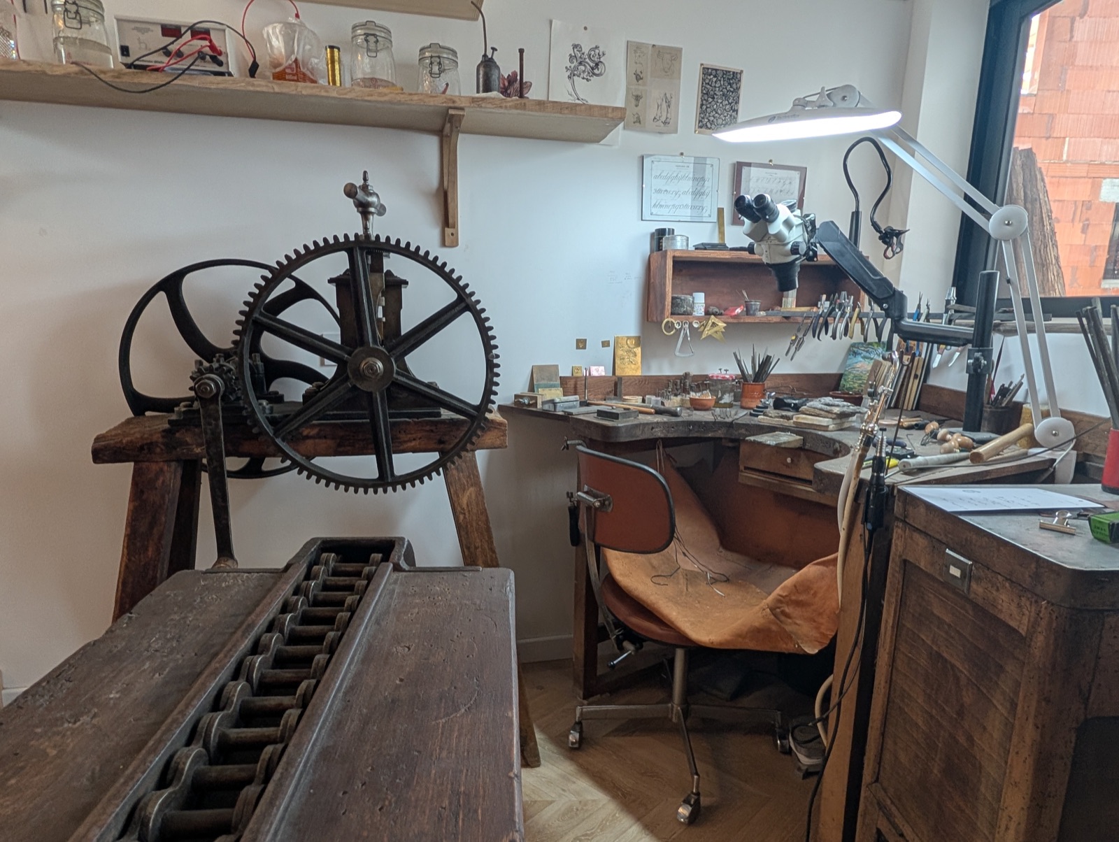 L'atelier Gourmaud à Talmont-Saint-Hilaire : établi de bijoutier, banc à étirer et roue ancienne