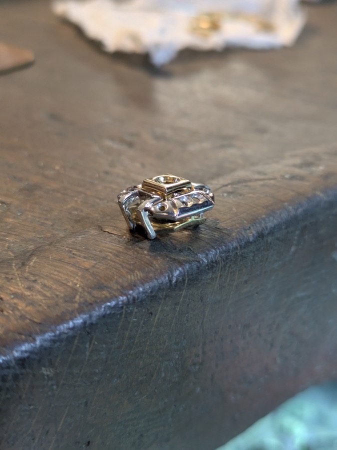 Tête de bague art déco sur l'établi, en cours de travail