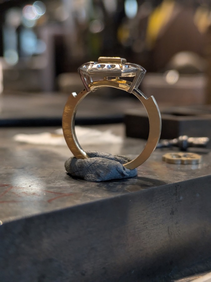 Bague art déco en cours de montage sur sa pâte