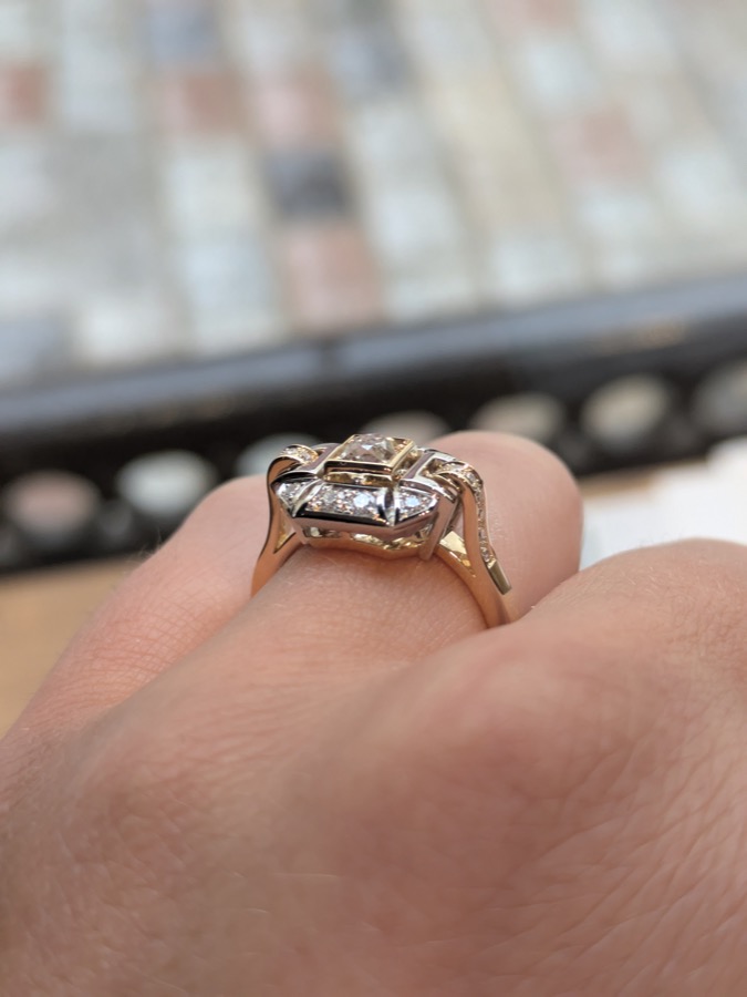 Bague en or et diamants portée à la main