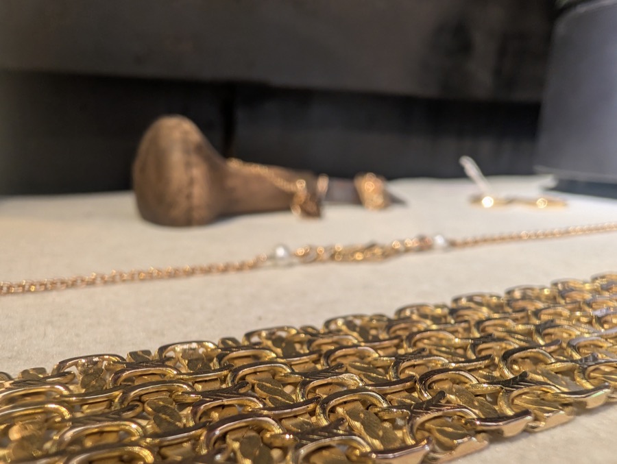 Chaînes et bracelet en or confiés à l'atelier