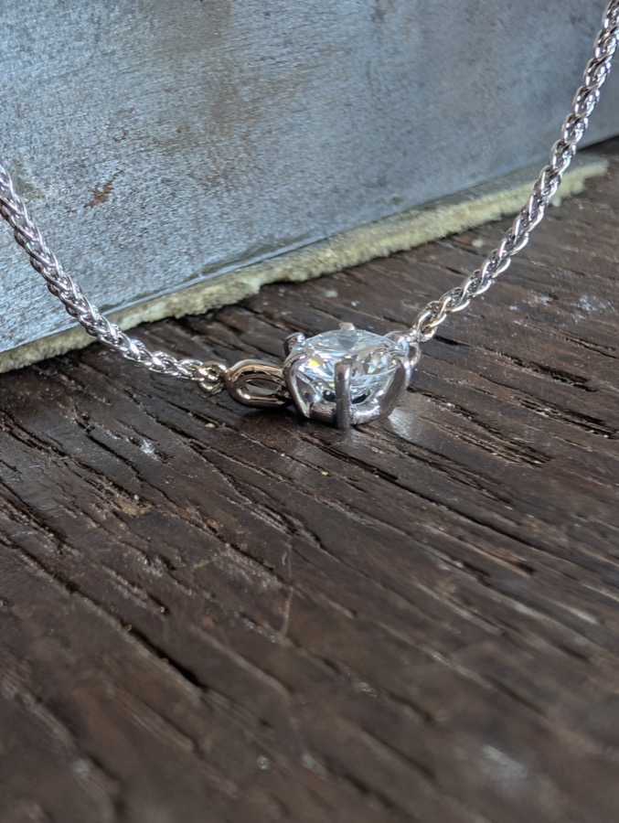 Collier en or blanc serti d'un diamant