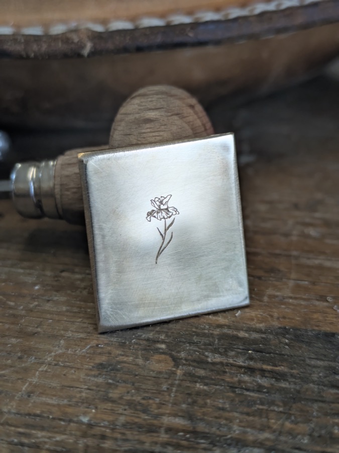 Plaque en argent gravée à la main d'un iris