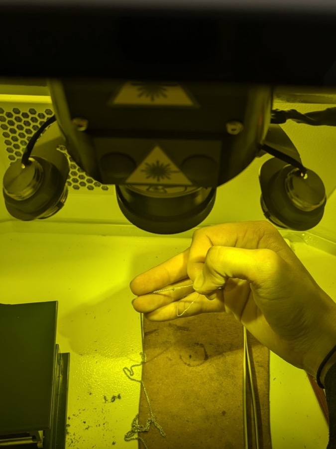 Soudure au laser d'une chaîne dans la machine de l'atelier
